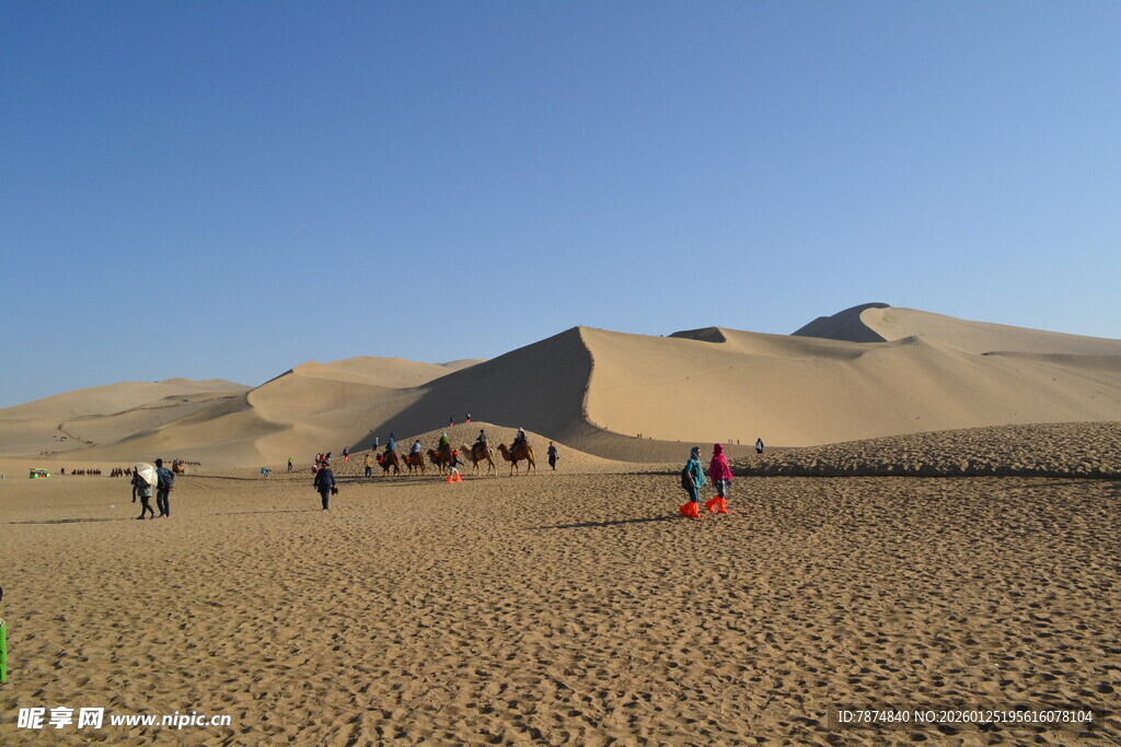 沙漠徒步队伍 壮美风光
