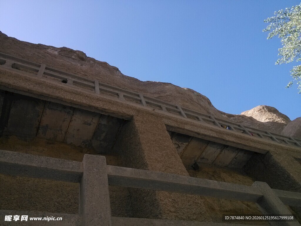 山崖旁的木质建筑景观