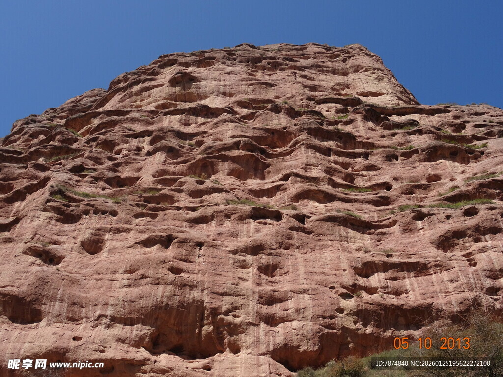 红色嶙峋岩石山峰
