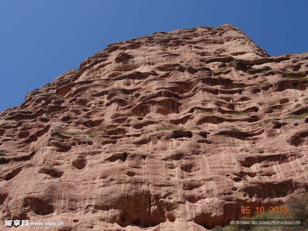 红色嶙峋山峰特写