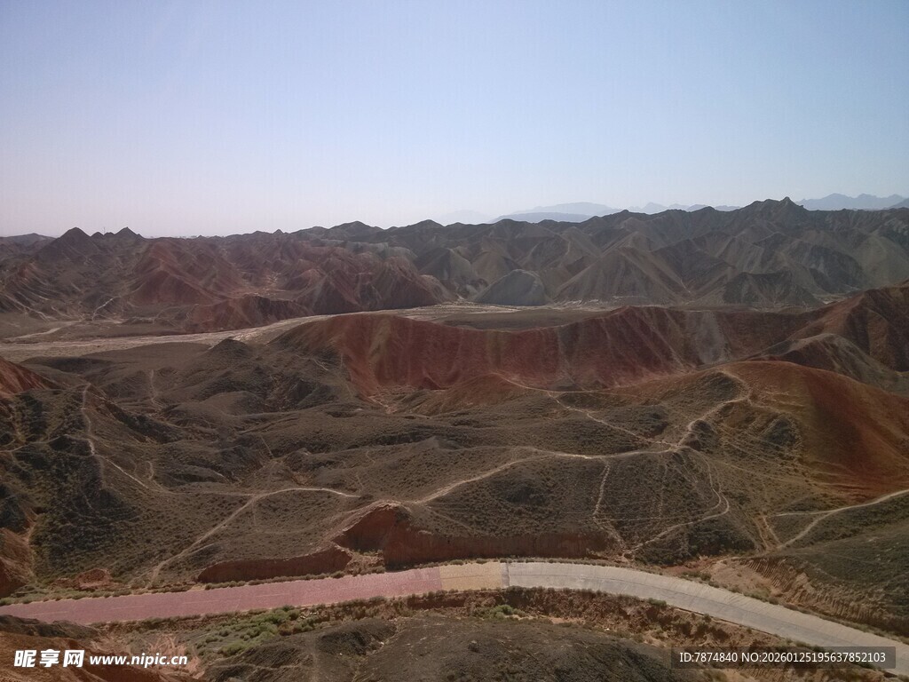 七彩山丘蜿蜒公路美景