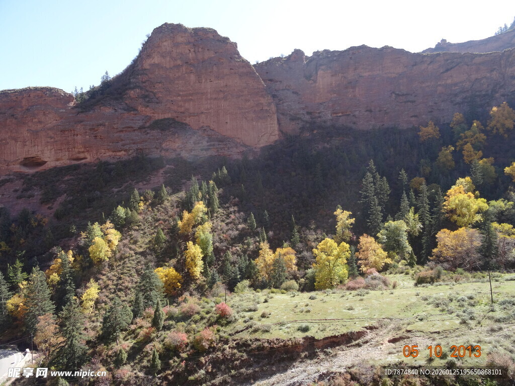秋日山间多彩壮丽风光