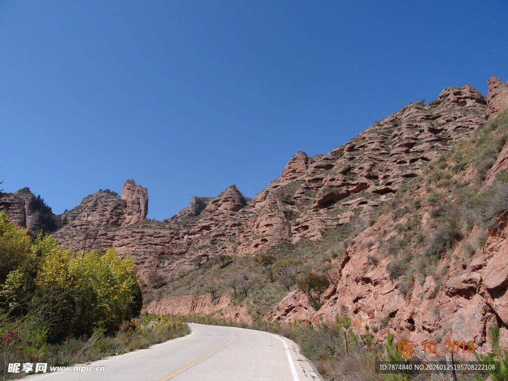 蜿蜒山路旁的壮丽山景