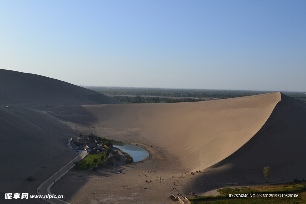 沙漠中的静谧小湖