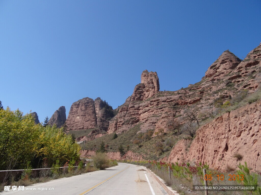 山间公路旁的壮丽丹霞地貌