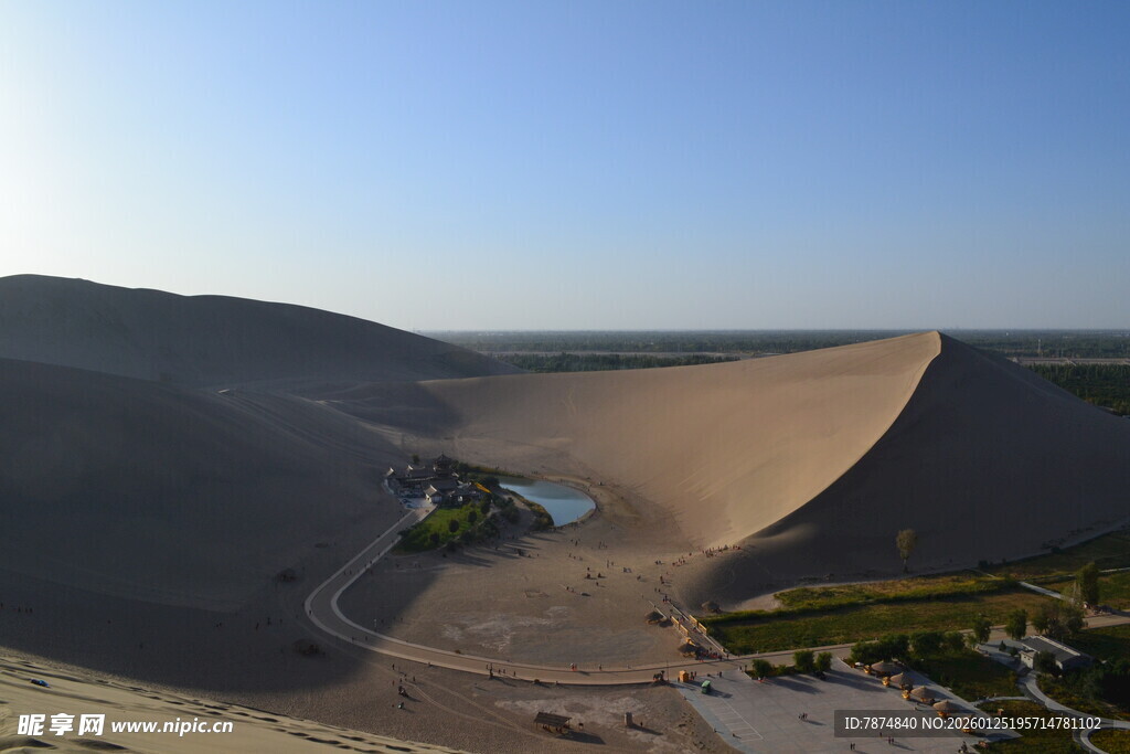 壮丽沙漠景观全景图