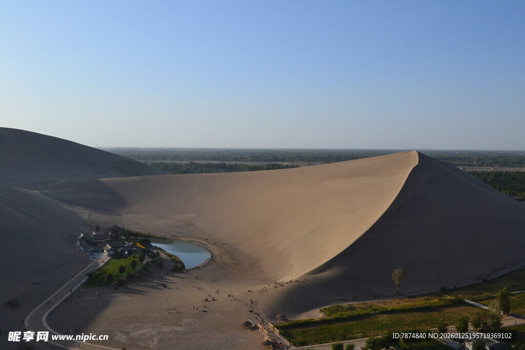 沙漠中的绿洲景观
