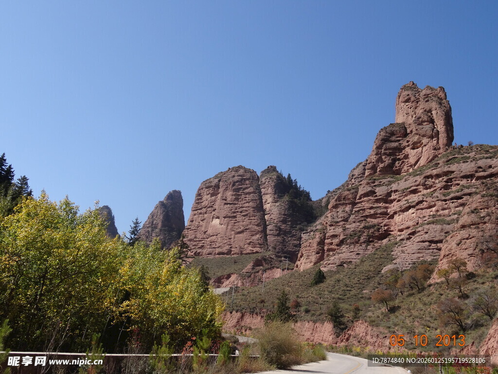 壮丽丹霞地貌山间美景