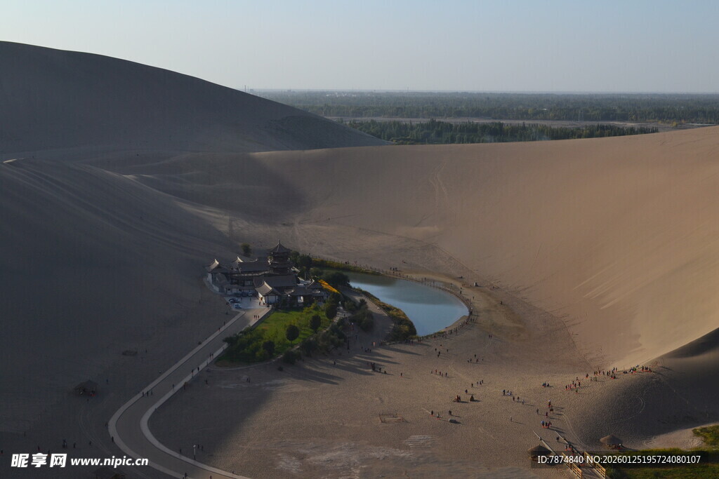 沙漠中的绿洲景观