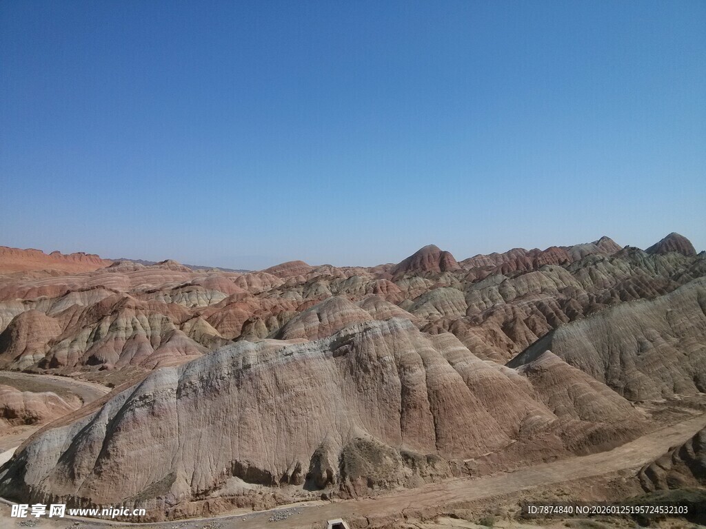 五彩斑斓的壮丽山地景观