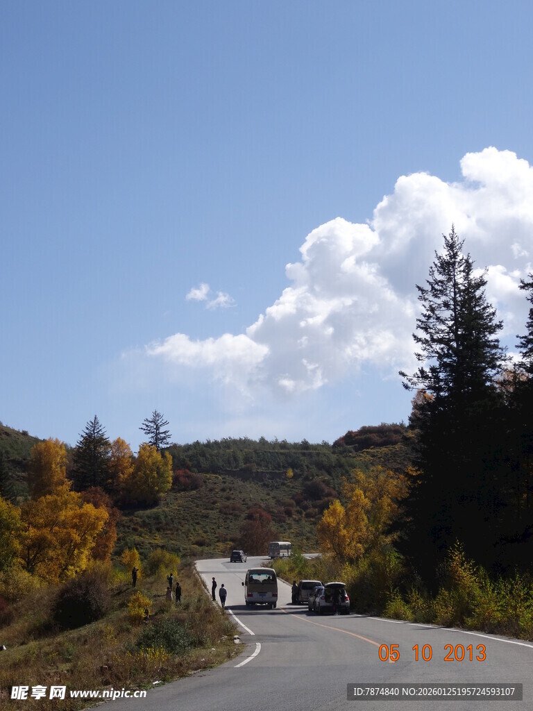 秋日山间公路美景