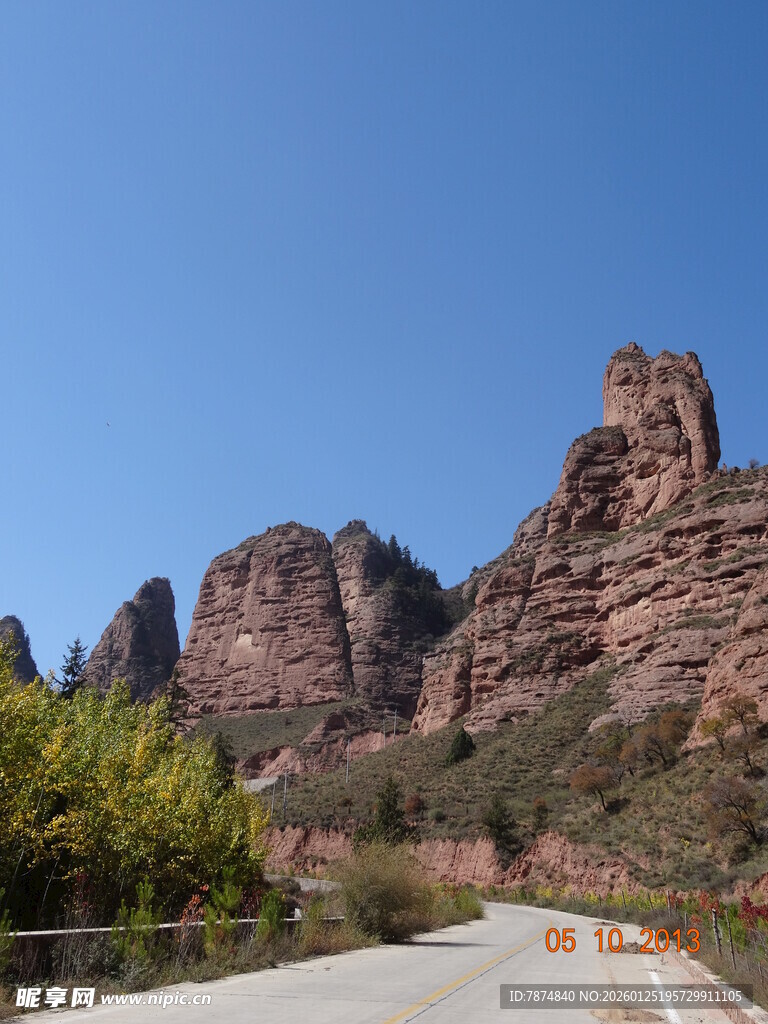 壮丽丹霞地貌公路景观