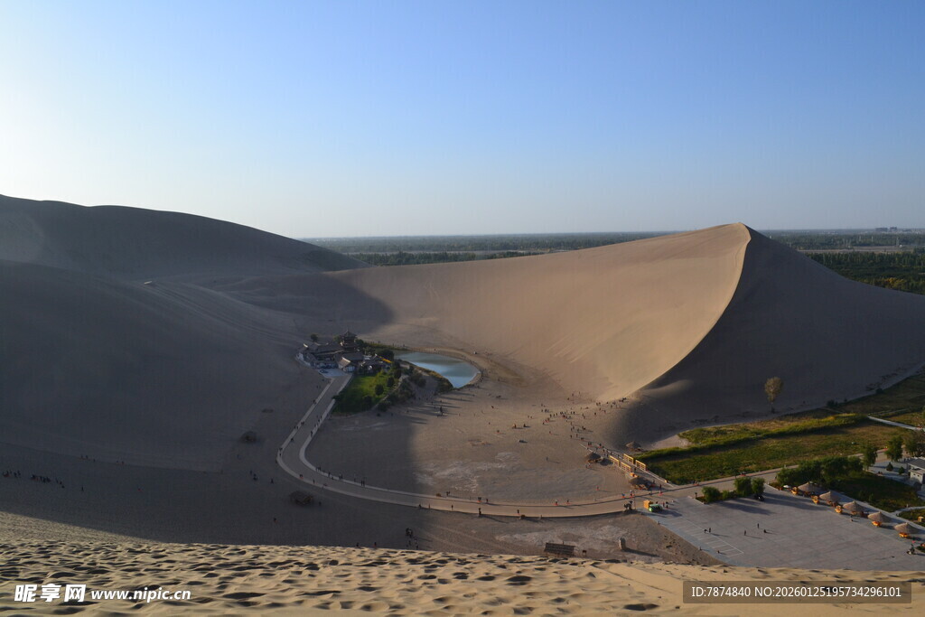 壮观沙漠景观与游乐设施