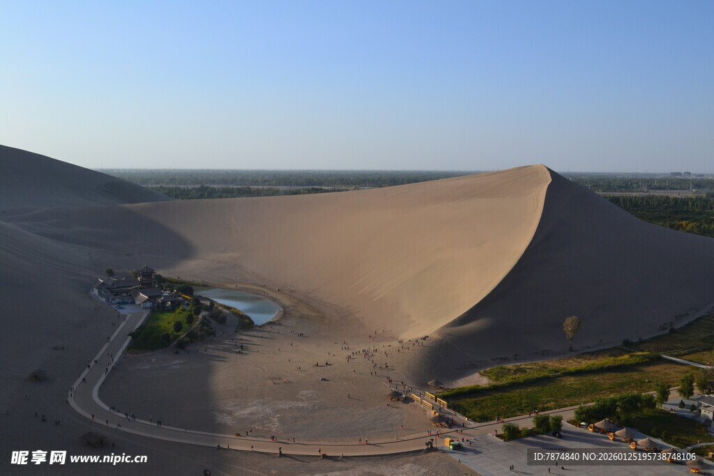 俯瞰沙漠中的绿洲景观