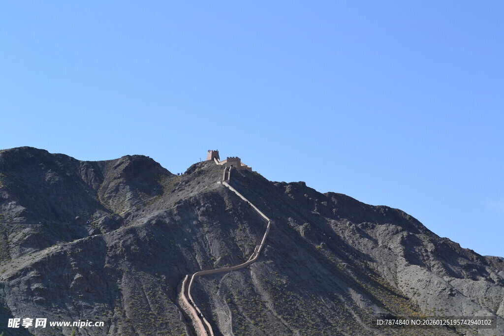蜿蜒长城盘踞巍峨山峦