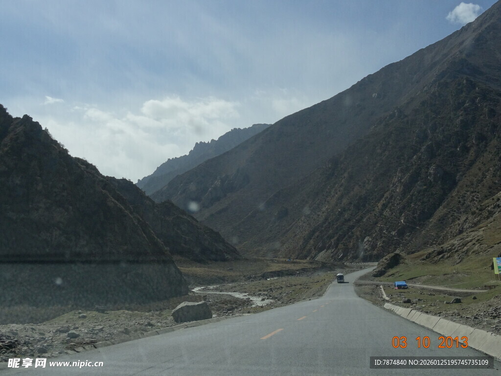 山间公路旁的秀丽湖景