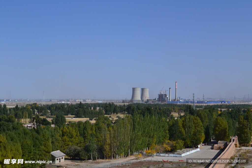 城郊风光 绿树与远楼相衬