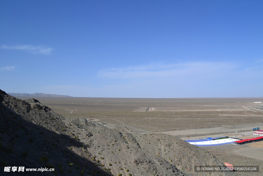 俯瞰荒漠上的多彩建筑