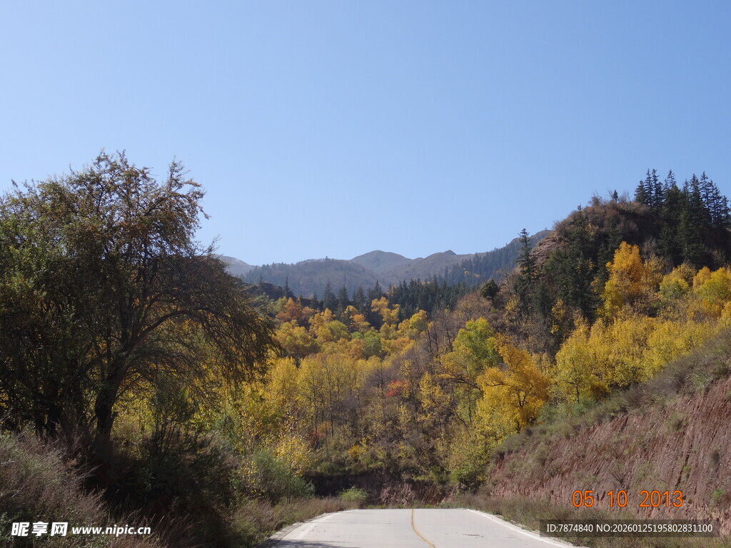 秋日山间公路美景