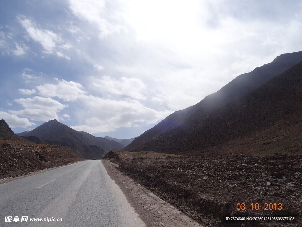 山间公路 蓝天白云相伴