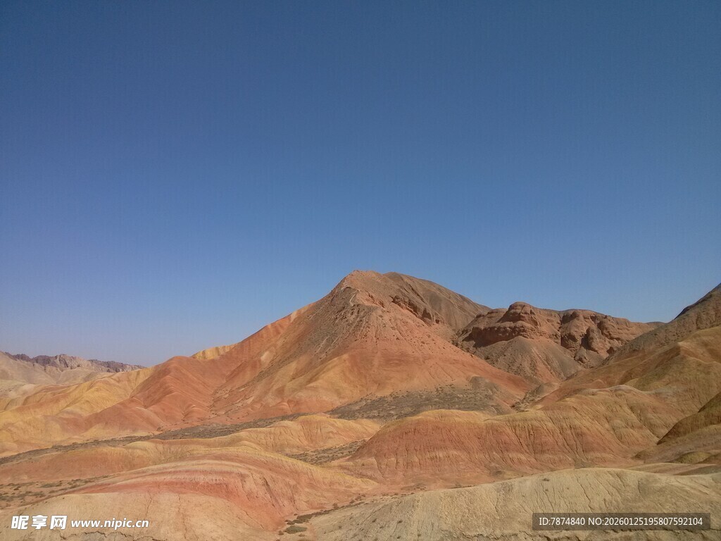 七彩斑斓的壮丽山丘景观