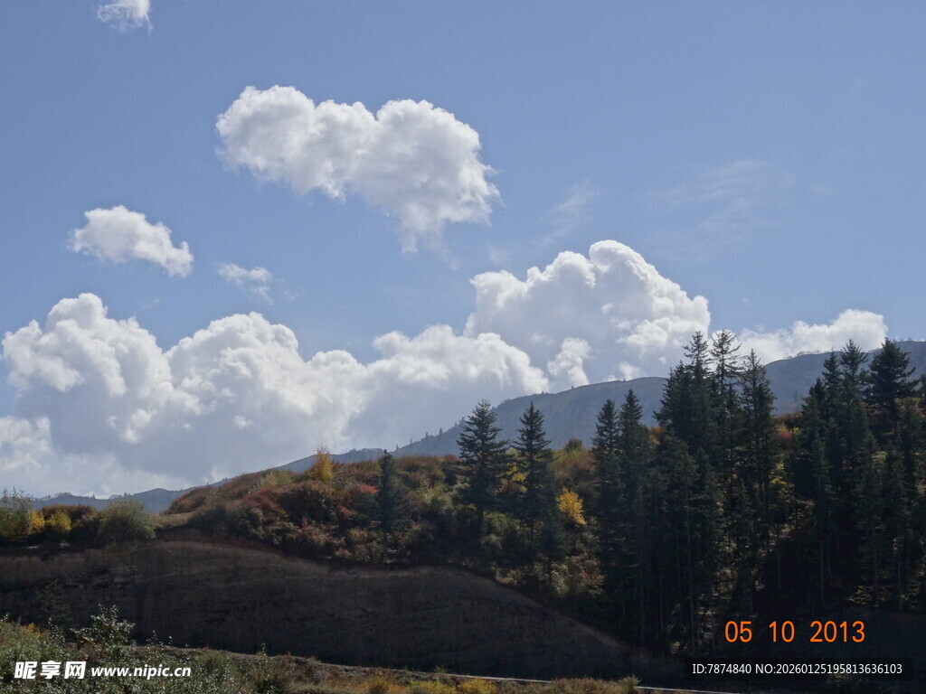 山间秋景蓝天白云