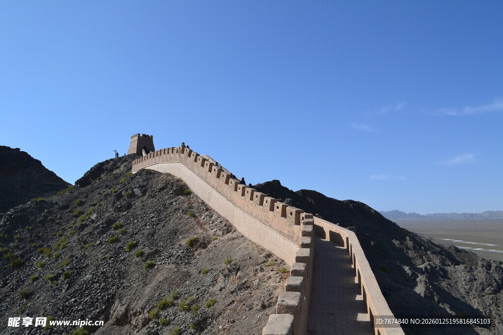 壮丽长城蜿蜒于山峦之上