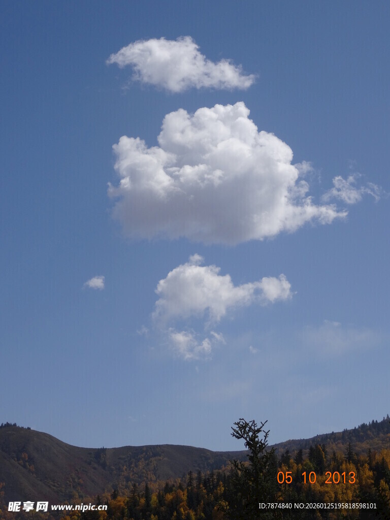 秋日蓝天中的蓬松云朵