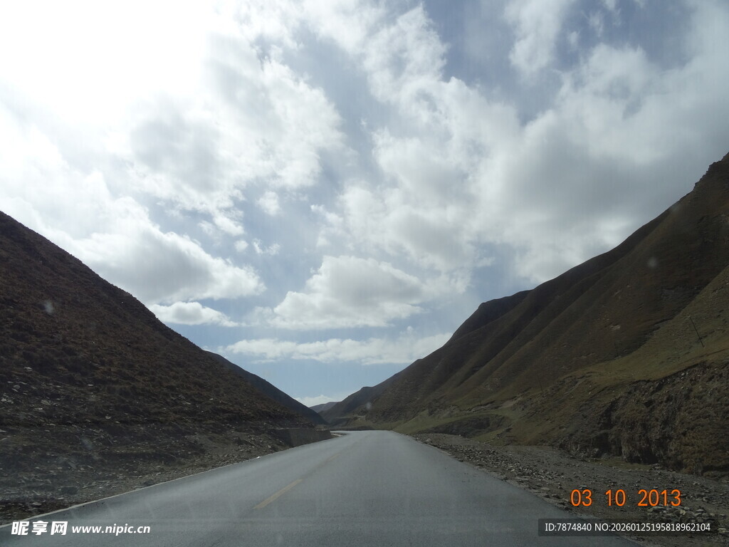 山间公路 蓝天白云相伴