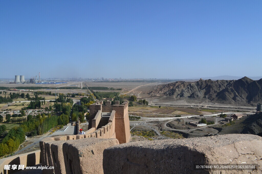 俯瞰古老城墙与广袤风光