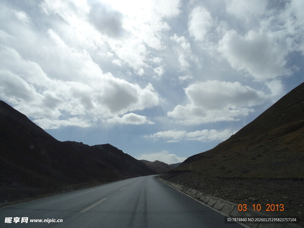 山间公路 蓝天白云相伴