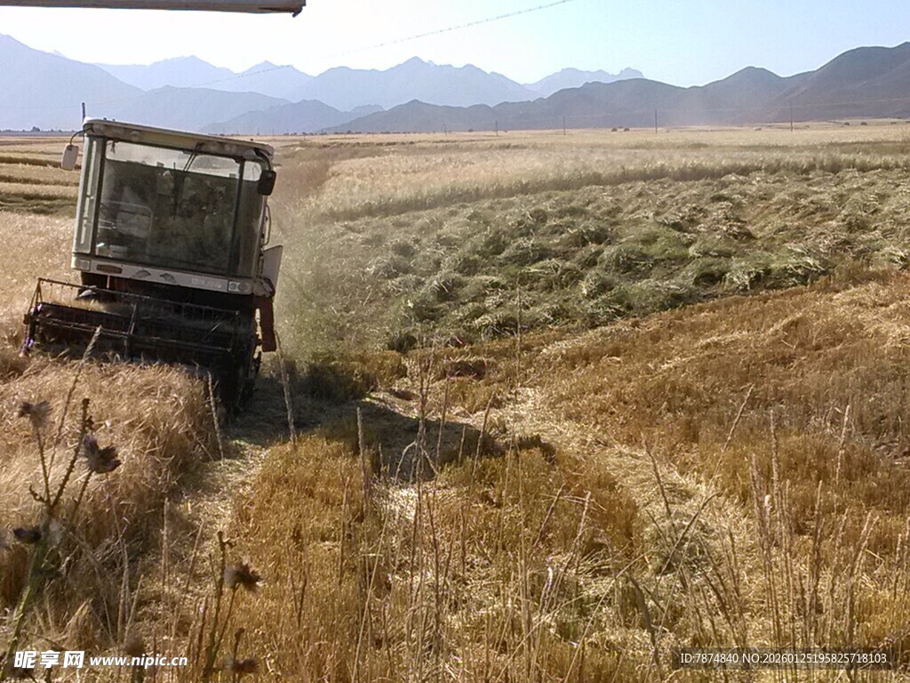 田野中作业的农用机械