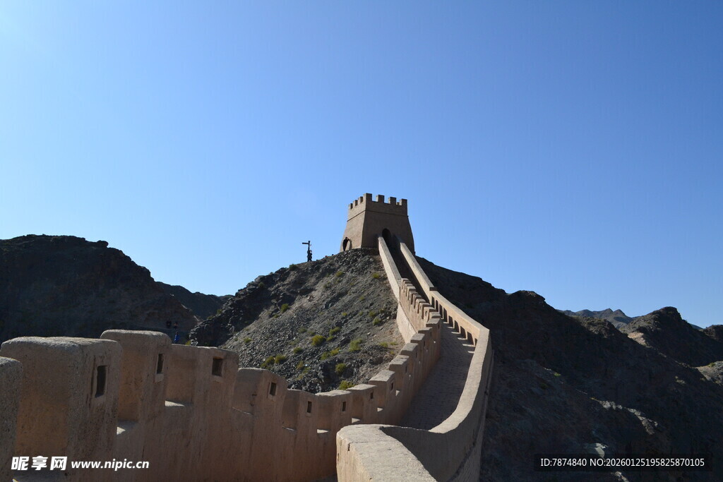 雄伟长城屹立于山峦之巅