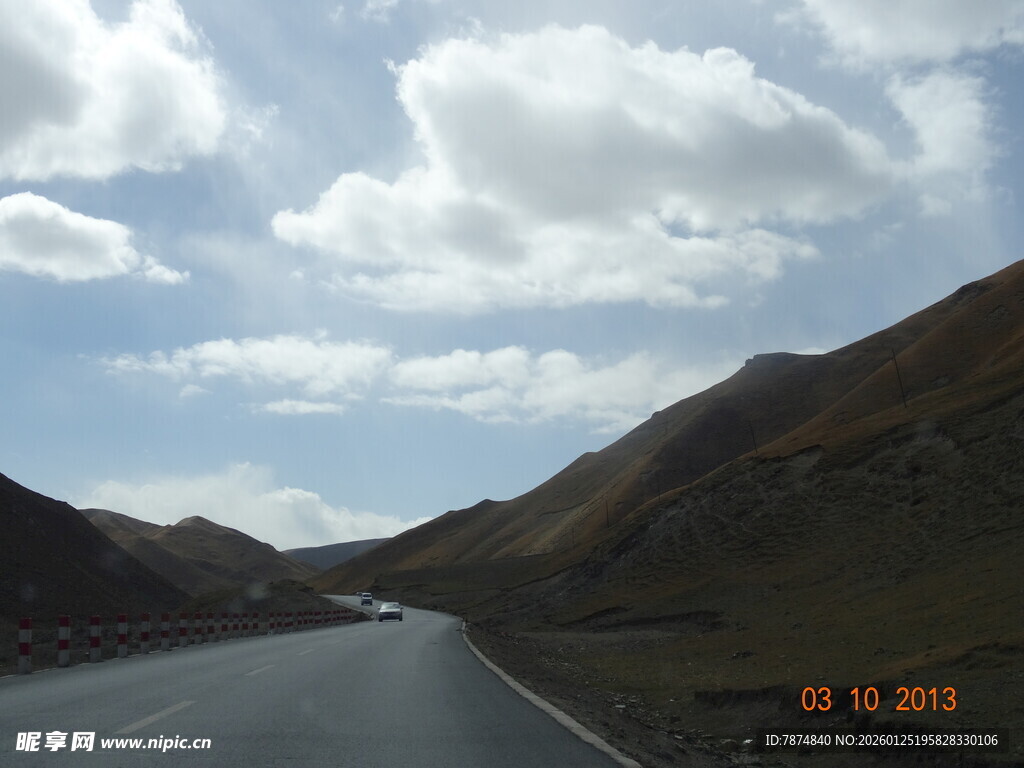 公路穿行于山峦与云朵间