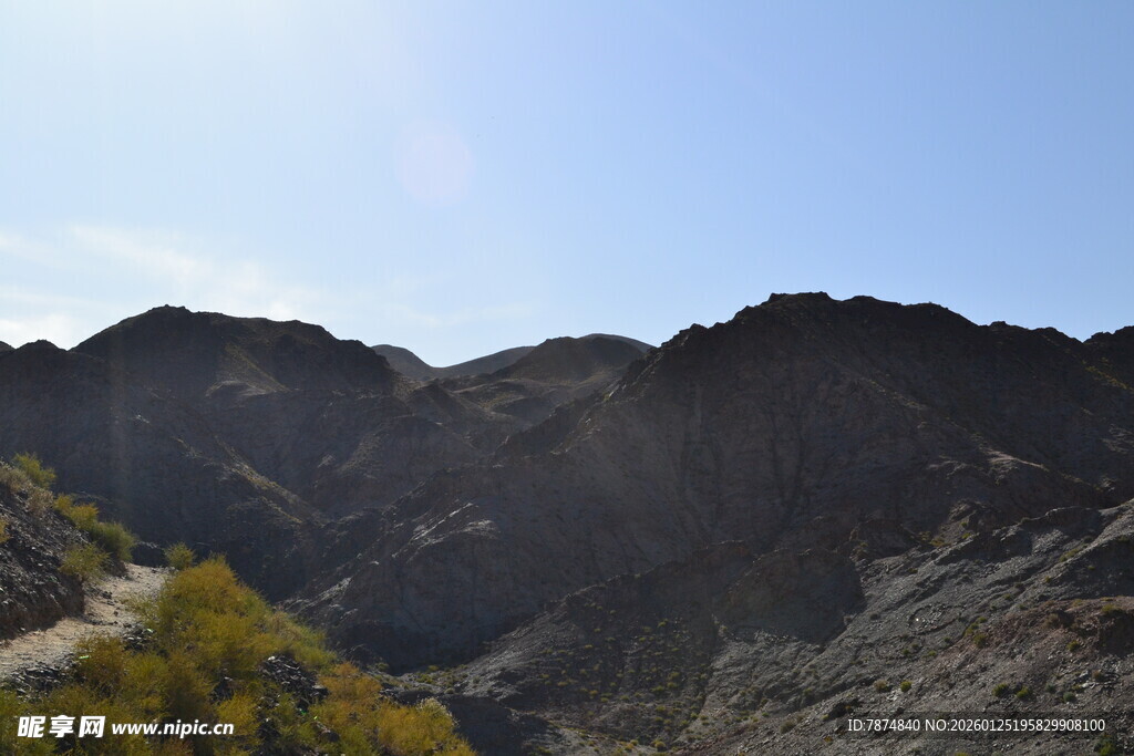 山间美景 阳光照耀的山谷