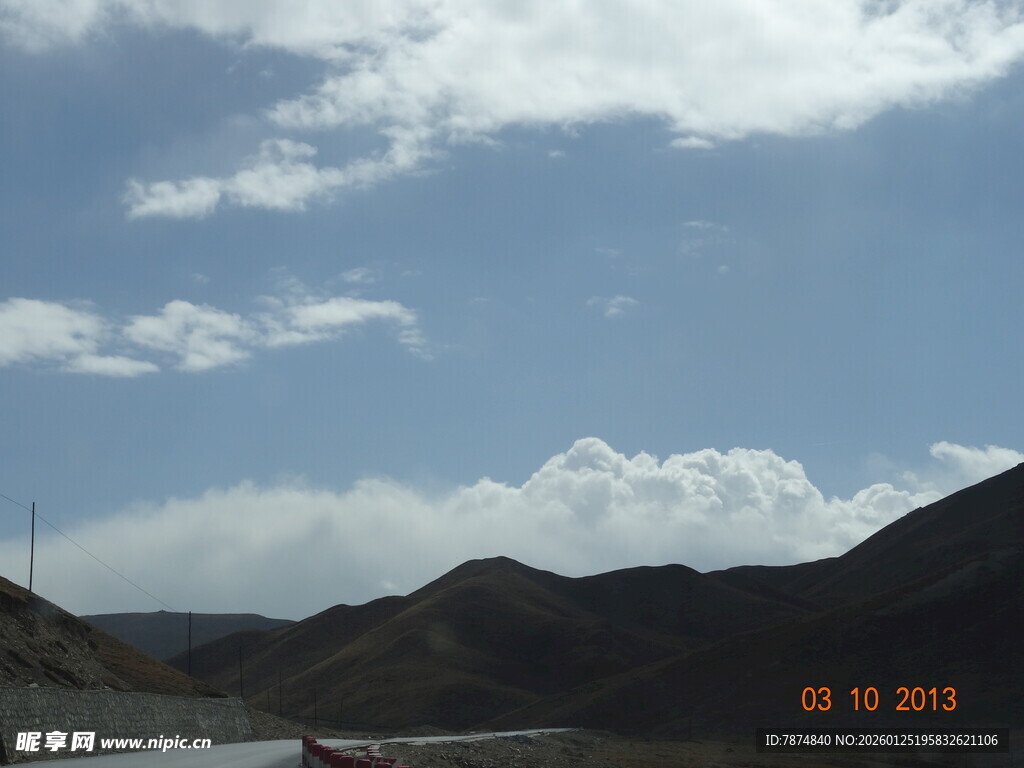 公路边的蓝天与连绵山峦