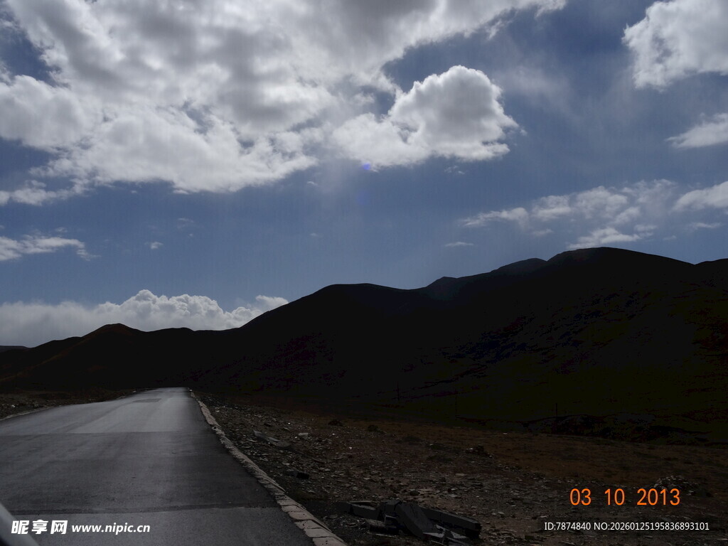 公路伸向远方的壮丽风景