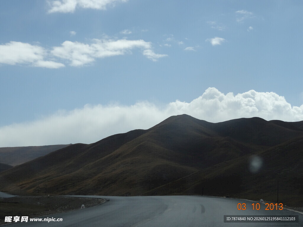 公路旁连绵山峦与蓝天