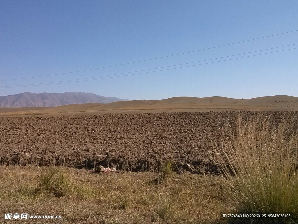 广袤田野与远山蓝天