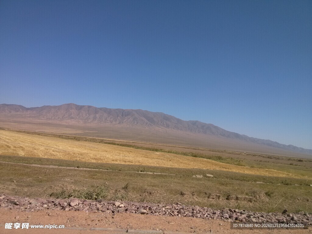 广袤旷野中的壮丽山景