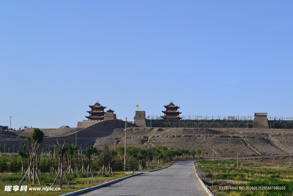 古城墙下的宽阔道路