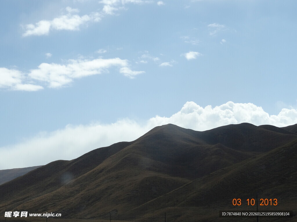 蓝天白云下的连绵山峦