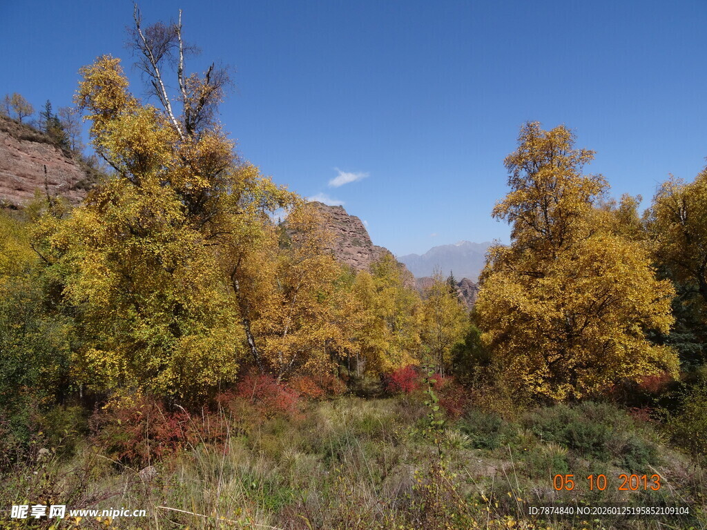 秋日山间斑斓景致