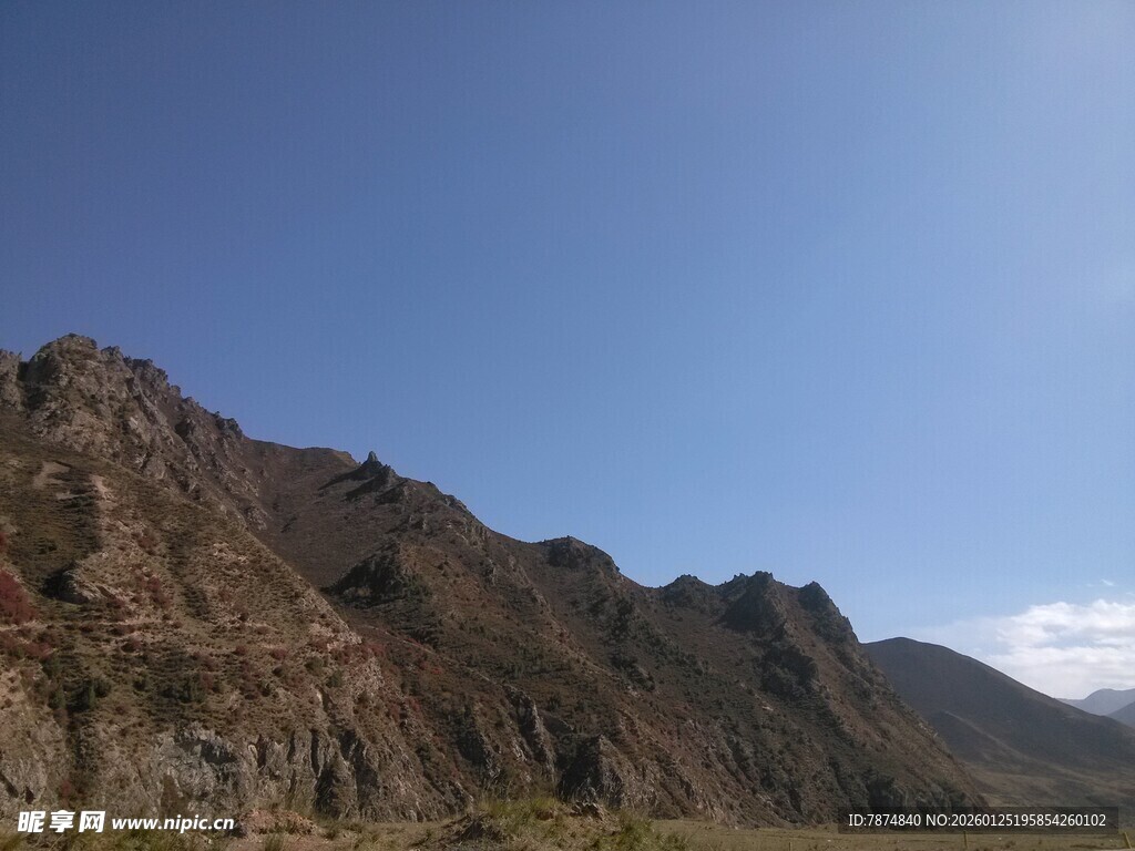 壮丽山峦蓝天美景