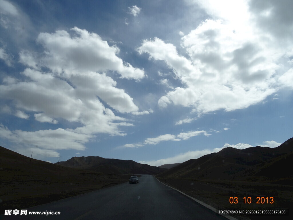 公路伸向蓝天白云间