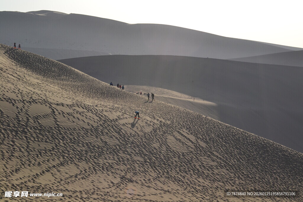 沙漠中的孤寂徒步场景