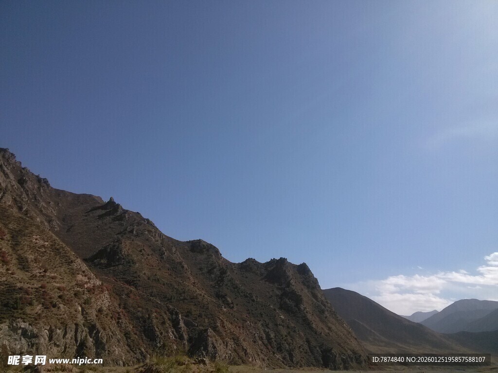 壮丽山峦与晴朗蓝天