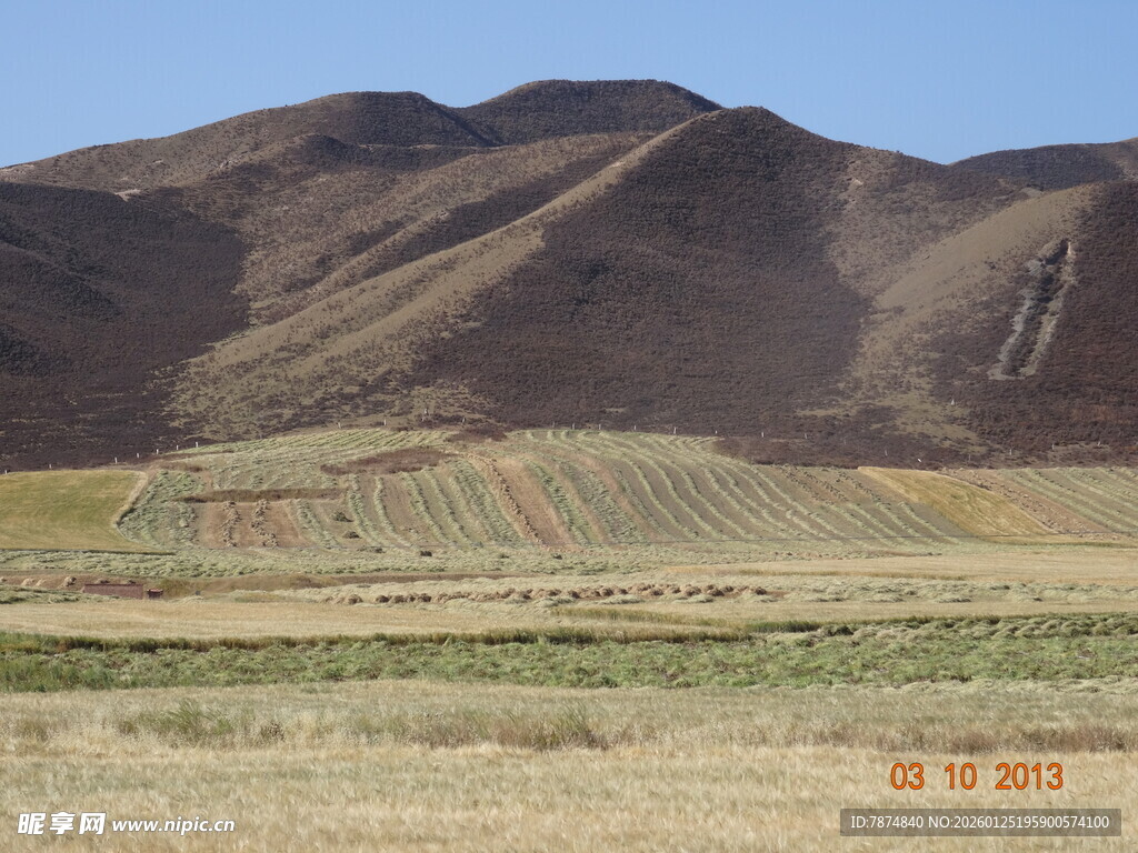 广袤山地间的农田景观