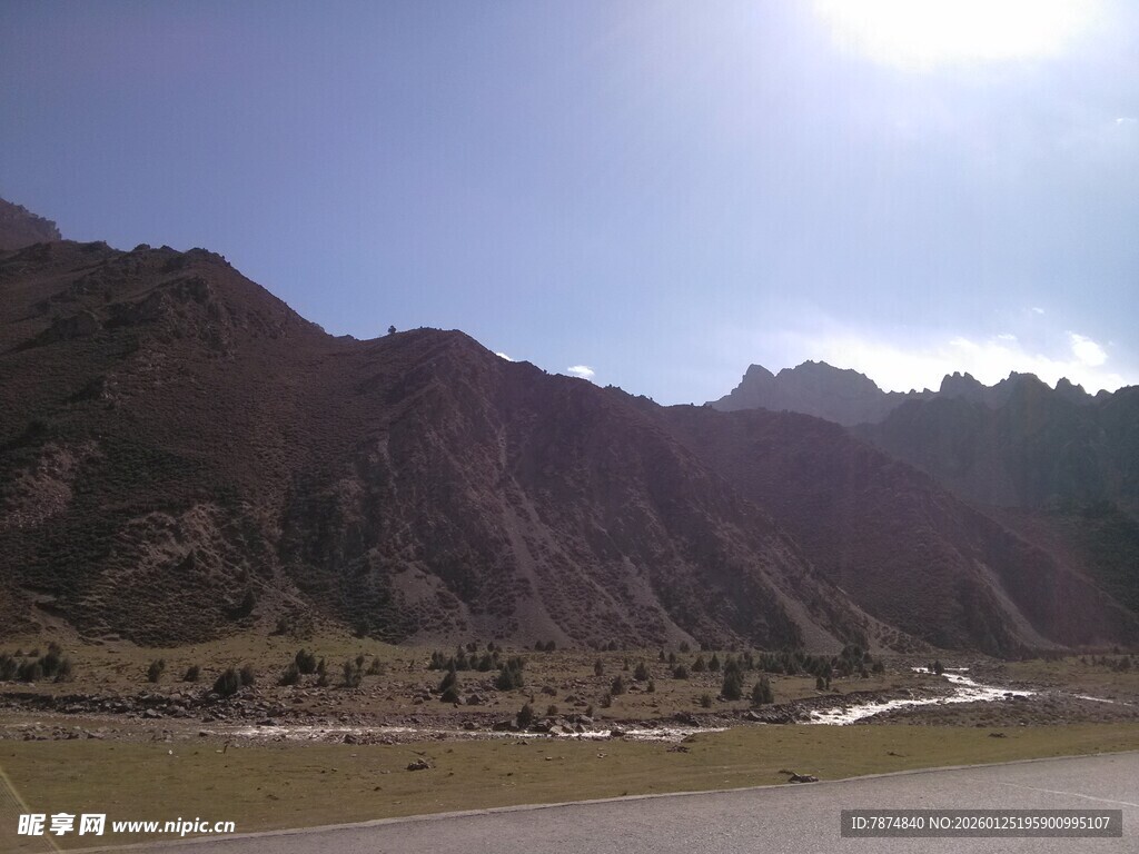 壮丽山景下的开阔河谷