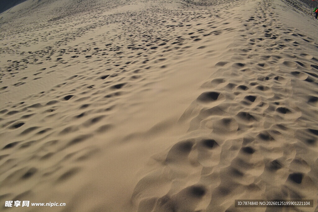 沙漠中的脚印痕迹